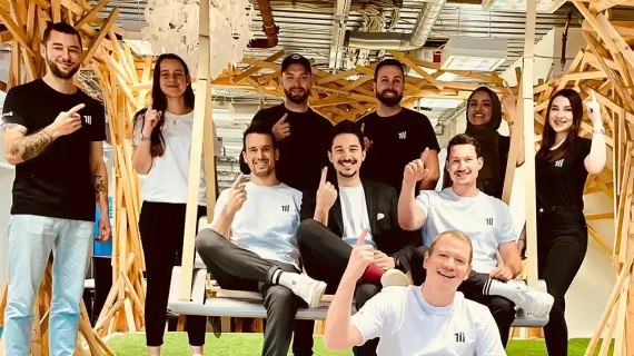 Teamfoto become.1: Mitarbeiter in zeigen den Team-Spirit und die moderne Unternehmenskultur