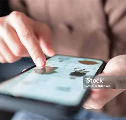 Nahaufnahme einer Hand, die durch eine App auf einem Smartphone scrollt