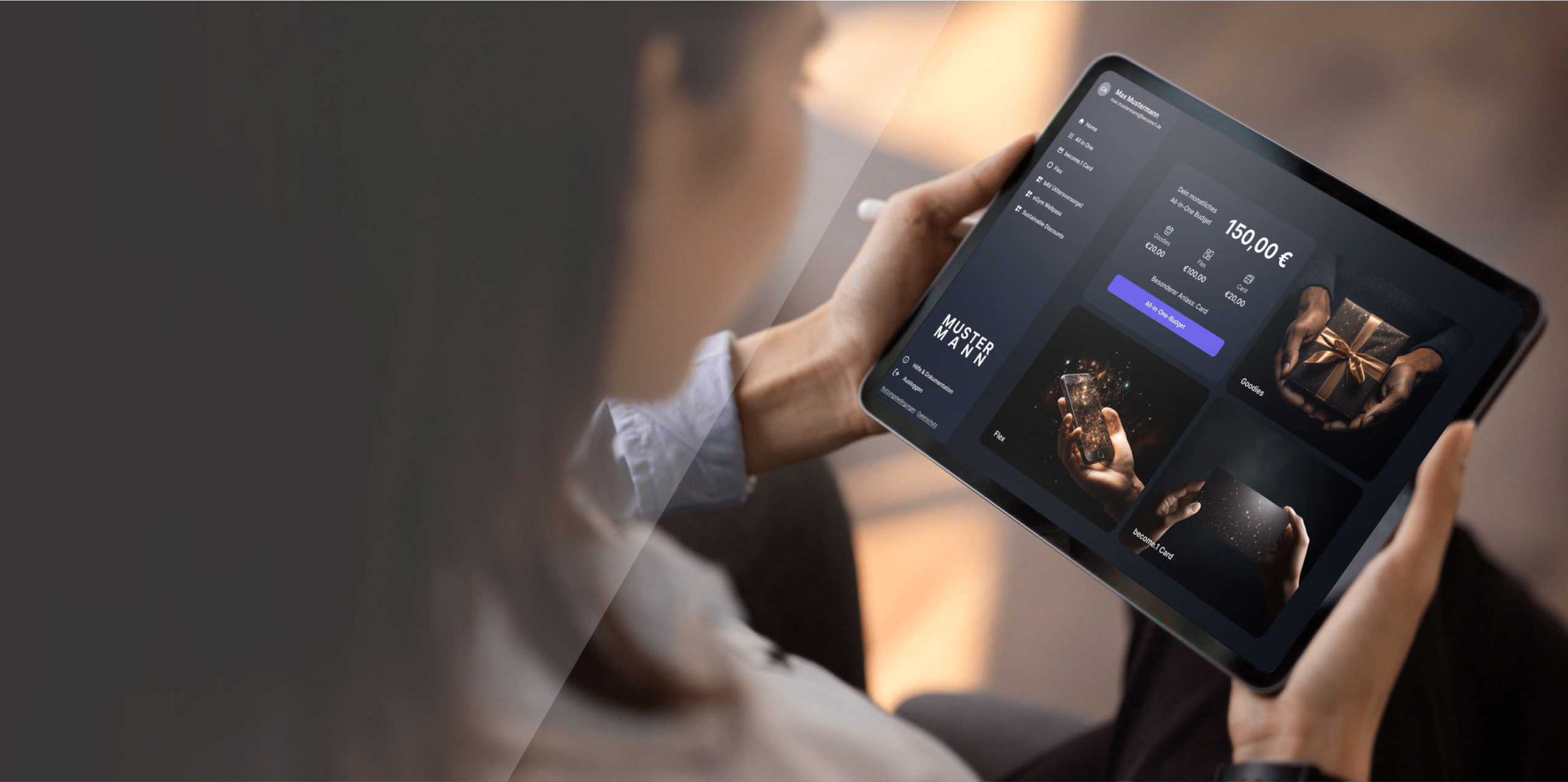 Frau nutzt ein Tablet mit der become.1 Plattform im Arbeitnehmer-Bereich