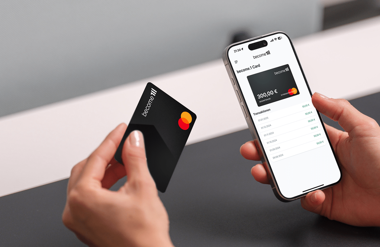 Person hält become.1 Card neben Smartphone mit become.1 App und angezeigtem Kartenguthaben