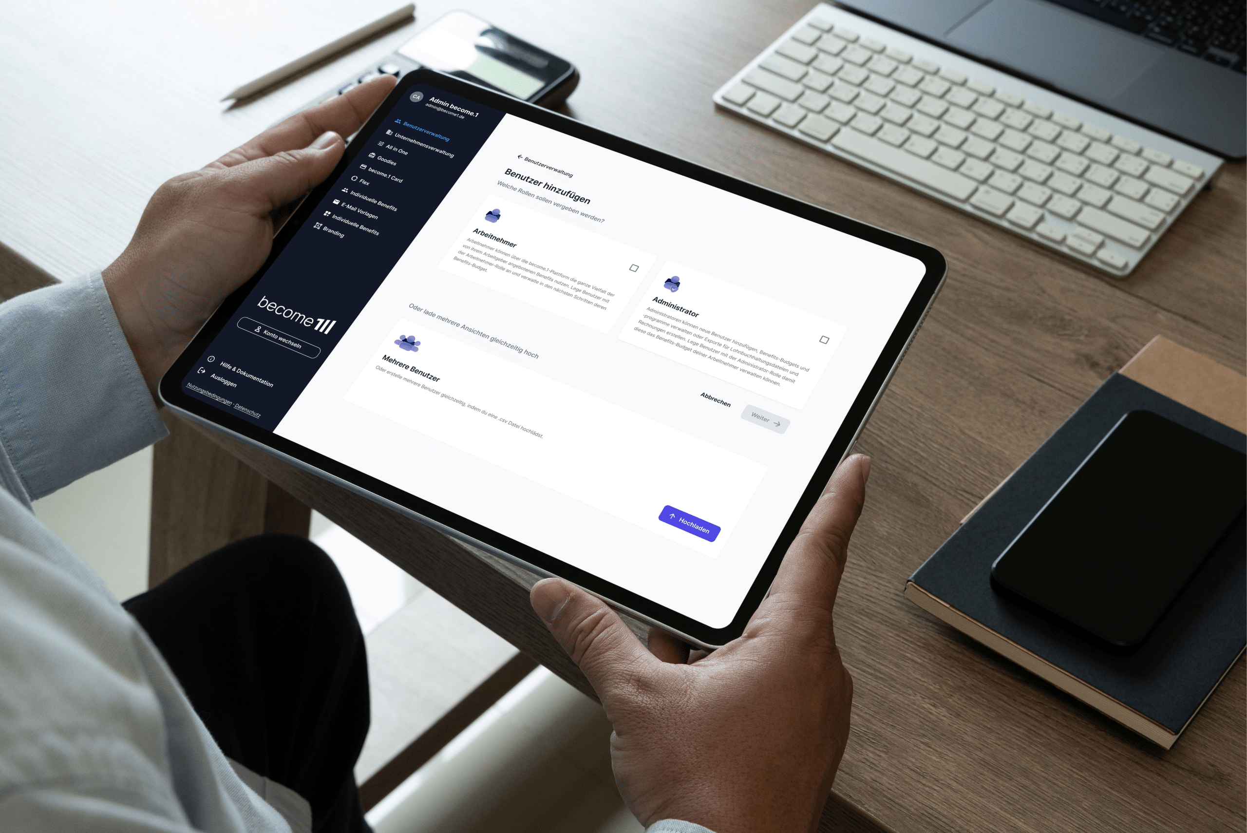 Person nutzt ein Tablet mit der become.1 Plattform im Admin-Bereich