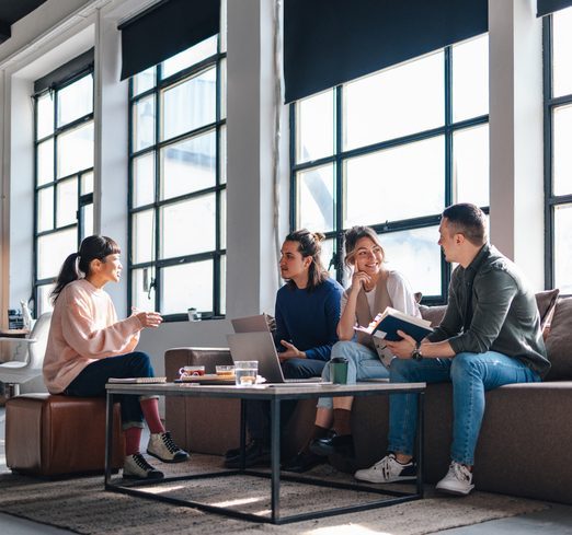 Young Professionals beim Brainstorming im modernen Co-Working-Space